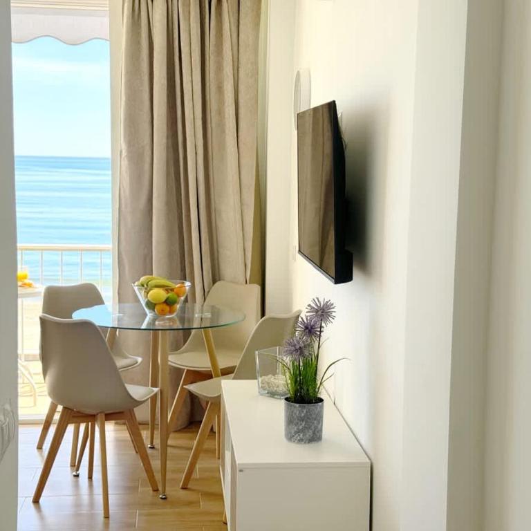 Beachfront 1-Bed Apartment with Stunning Views - Apartamento - 16