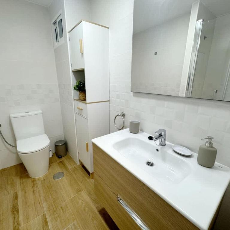 Beachfront 1-Bed Apartment with Stunning Views - Apartamento - 25