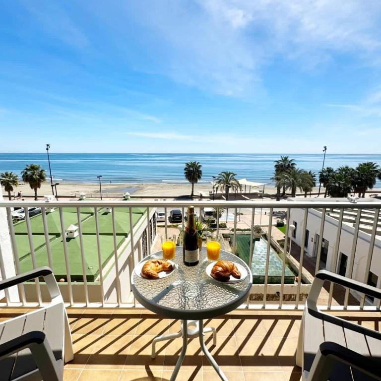 Beachfront 1-Bed Apartment with Stunning Views - Apartamento - 27