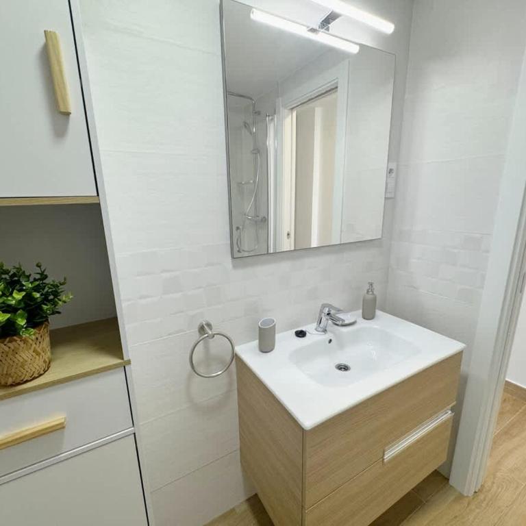 Beachfront 1-Bed Apartment with Stunning Views - Apartamento - 29