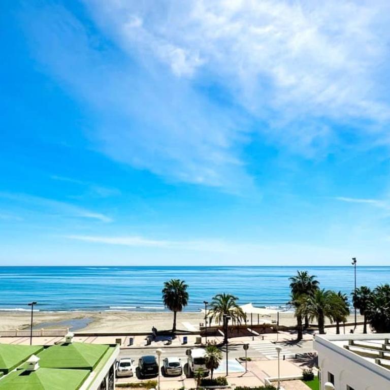 Beachfront 1-Bed Apartment with Stunning Views - Apartamento - 32