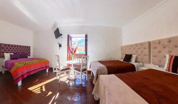 RHOUSE Calca - Quadruple Room - 11