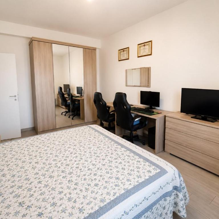 Modena Sky Station Rooms - Panoramic View & AC - Camera Matrimoniale con Balcone - 4