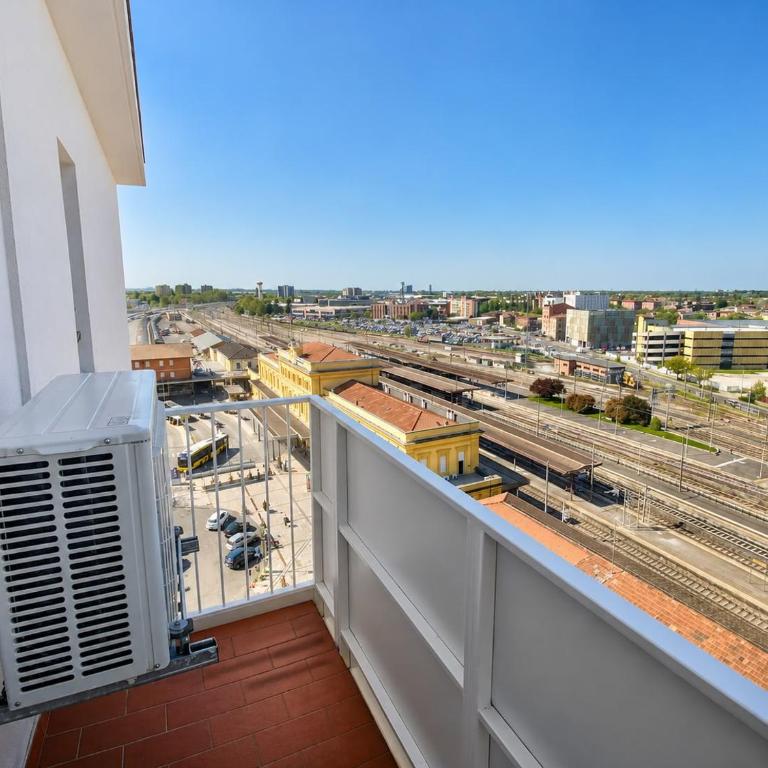 Modena Sky Station Rooms - Panoramic View & AC - Camera Matrimoniale con Balcone - 2