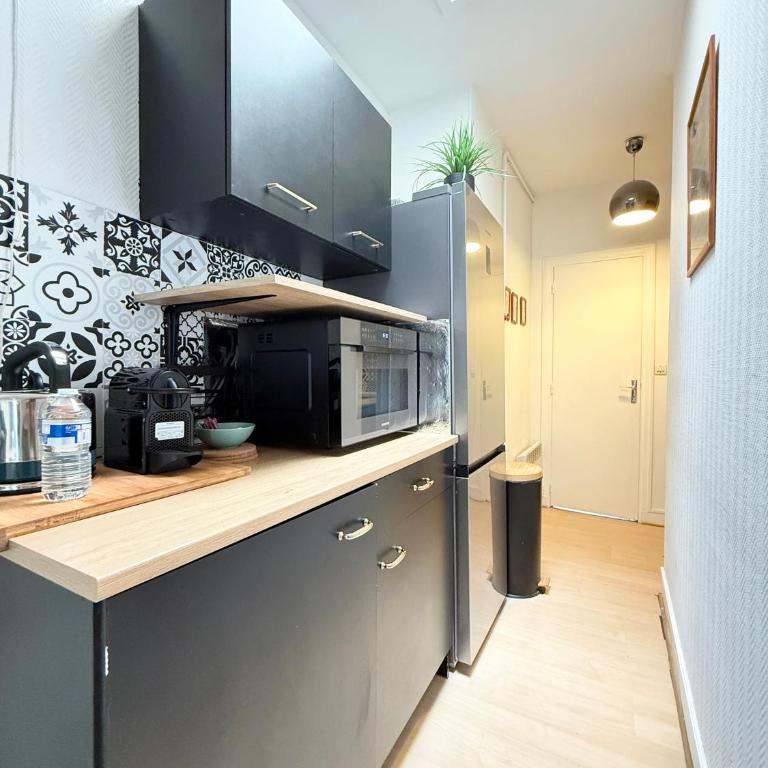 Chic Parisian Studio Grands Boulevards Bourse - One-Bedroom Apartment - 2