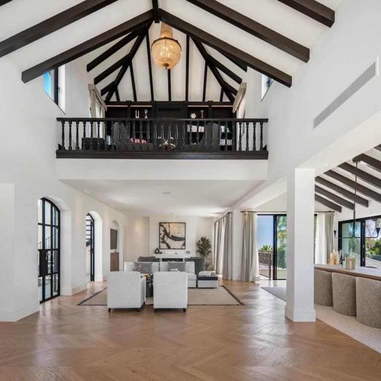 Luxury Villa, Gym, Sea Views & private pool - Villa - 4