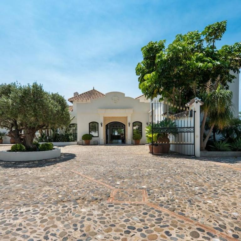 Luxury Villa, Gym, Sea Views & private pool - Villa - 11