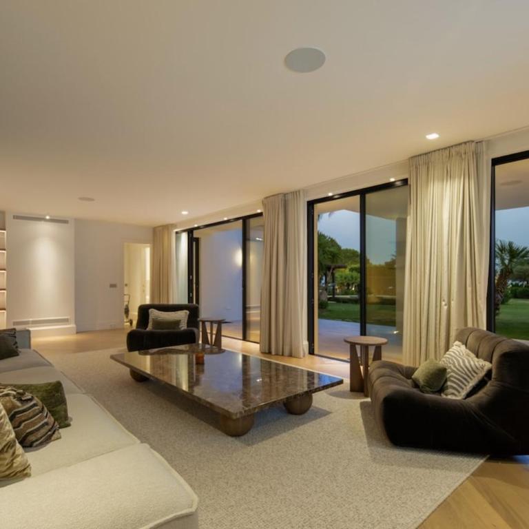 Luxury Villa, Gym, Sea Views & private pool - Villa - 16