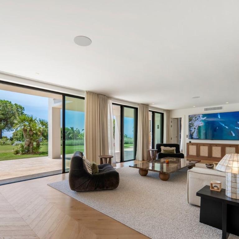 Luxury Villa, Gym, Sea Views & private pool - Villa - 20