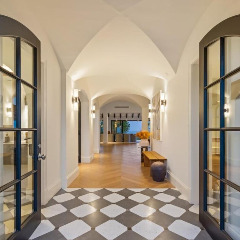 Luxury Villa, Gym, Sea Views & private pool - Villa - 24