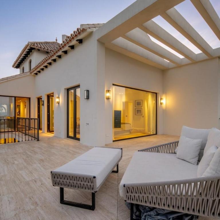 Luxury Villa, Gym, Sea Views & private pool - Villa - 77