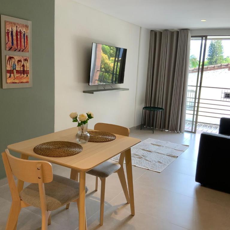 Amoblados Medellin Poblado Patio Bonito - Studio Apartment with Balcony - 2