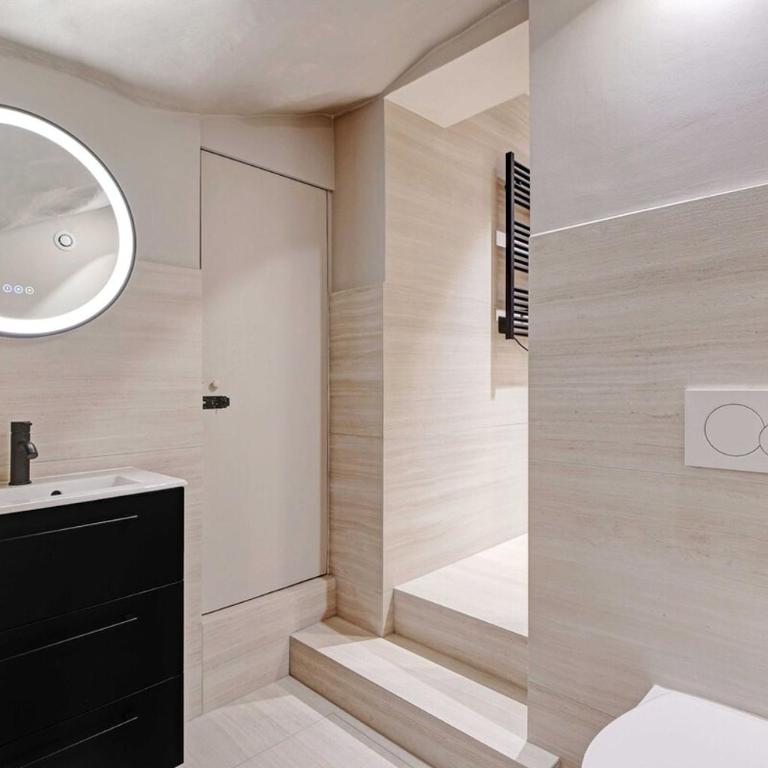 Modern souplex ac 2BR6P - Three-Bedroom Apartment - 2