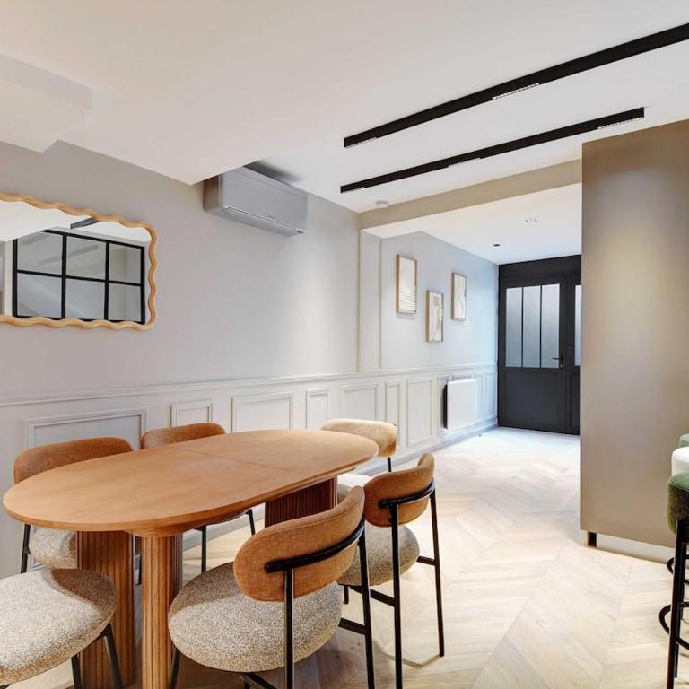 Modern souplex ac 2BR6P - Three-Bedroom Apartment - 10