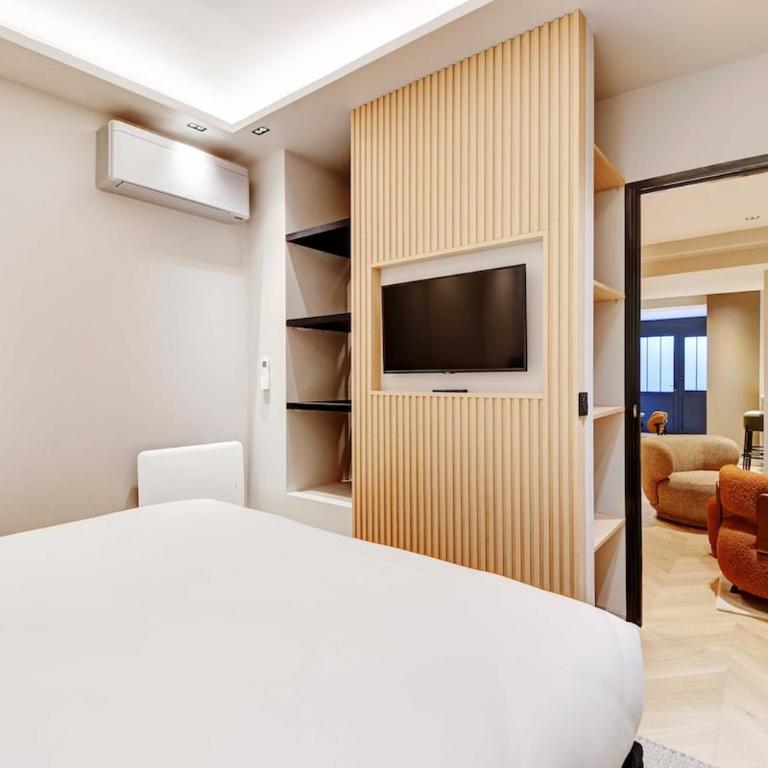 Modern souplex ac 2BR6P - Three-Bedroom Apartment - 15