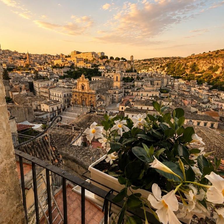 Experience the authentic soul of Modica at Bayit Michel - Casa con 3 Camere da Letto - 5