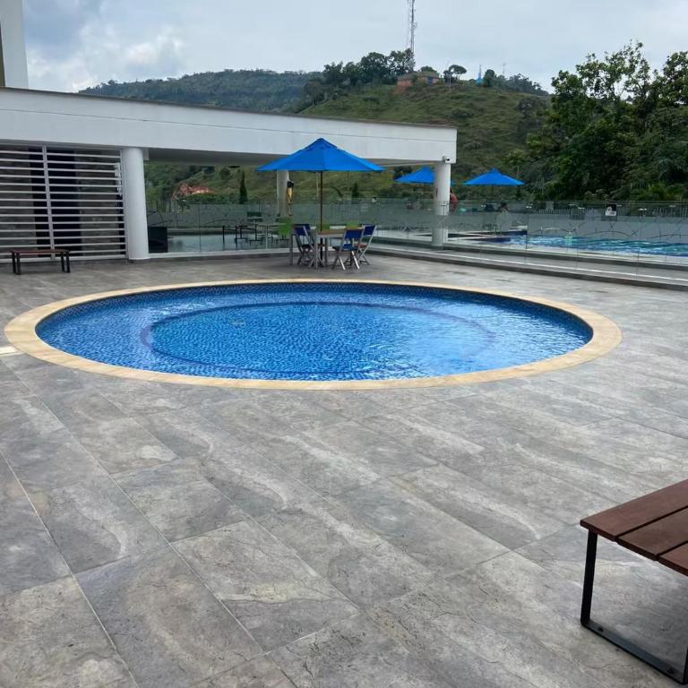 Apto Moderno & Amplio 3 hab - Piscina, BBQ y Balcón Compartir Guardar - Apartamento de 3 dormitorios - 25