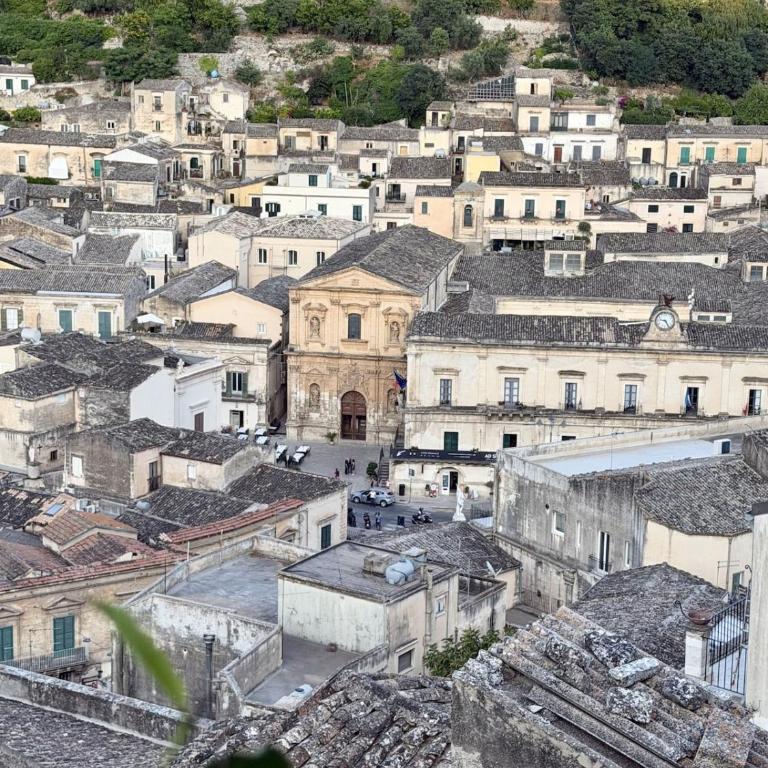 Experience the authentic soul of Modica at Bayit Michel - Casa con 3 Camere da Letto - 80