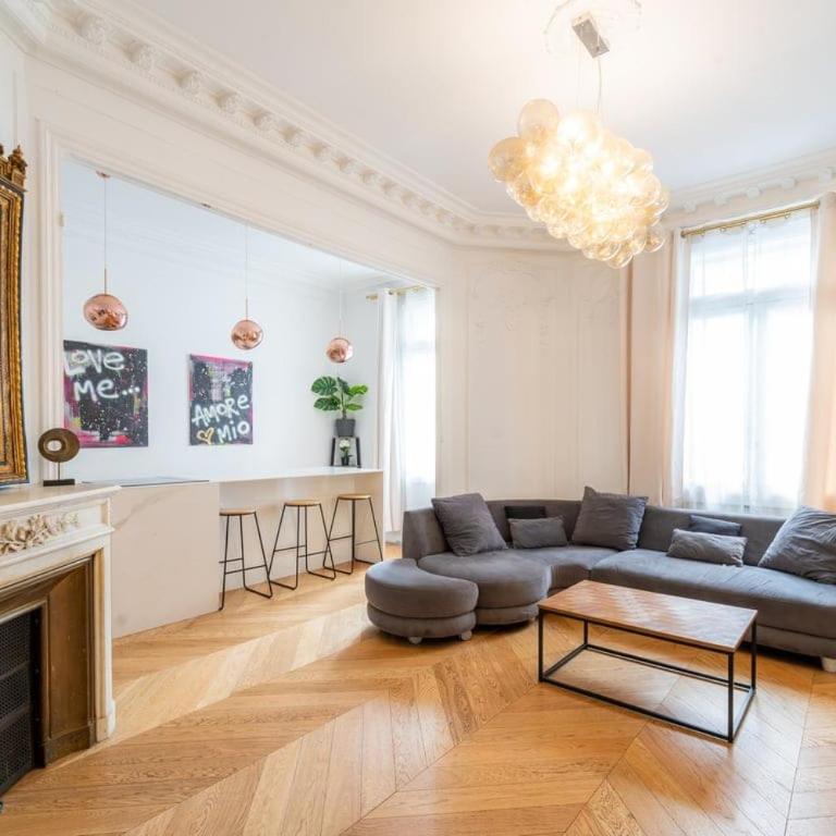 Luxurious 3BR - Three-Bedroom Apartment - 16