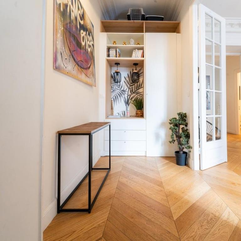 Luxurious 3BR - Three-Bedroom Apartment - 26