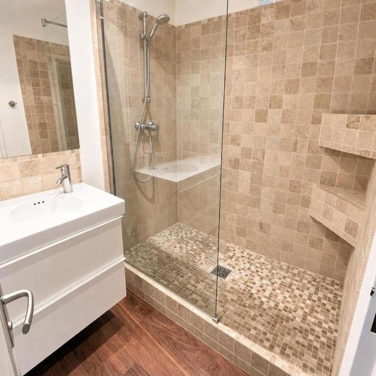 Spacieux 2 chambres et balcon - 4 personnes - Appartement 2 Chambres - 38