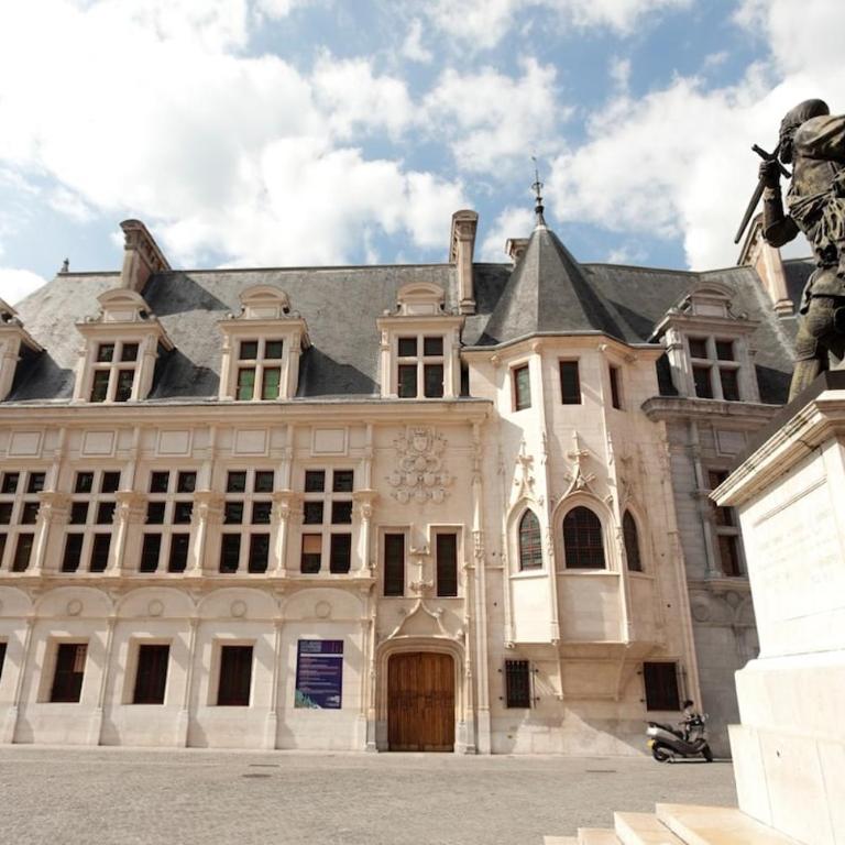 Historic Centre Studio, St-André & Bastille view! - One-Bedroom Apartment - 2