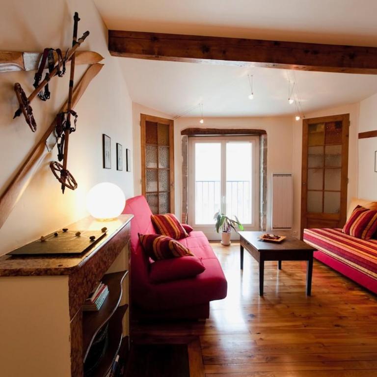 Historic Centre Studio, St-André & Bastille view! - One-Bedroom Apartment - 9