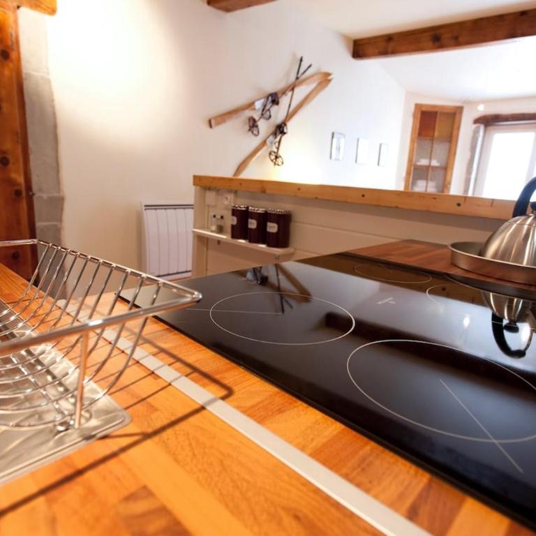 Historic Centre Studio, St-André & Bastille view! - One-Bedroom Apartment - 10