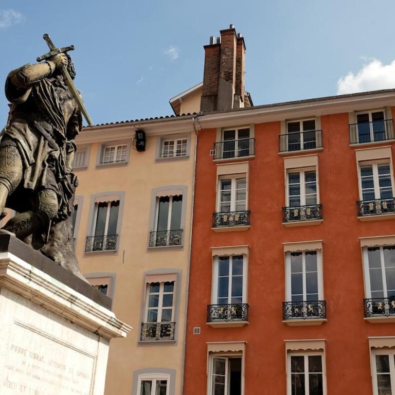 Historic Centre Studio, St-André & Bastille view! - One-Bedroom Apartment - 12