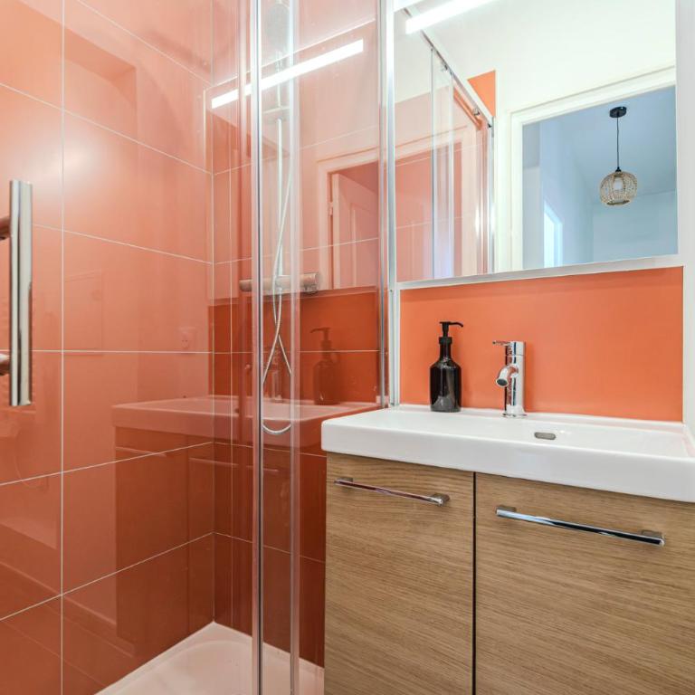 Maison Clairmarais - proche gare centre - Chambre Simple avec Salle de Bains Privative - 22