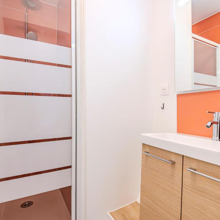 Maison Clairmarais - proche gare centre - Chambre Double avec Salle de Bains Privative - 17