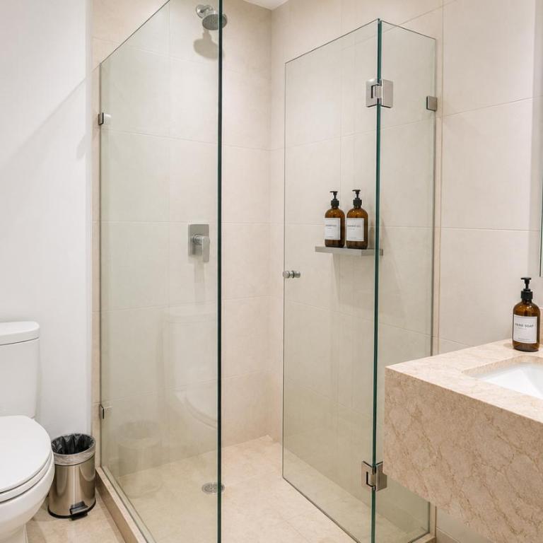 Stylish High-Rise, Pool, HotTubKing Size Bed - Apartamento Deluxe - 8