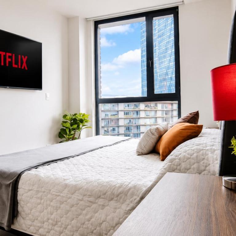 Stylish High-Rise, Pool, HotTubKing Size Bed - Apartamento Deluxe - 1