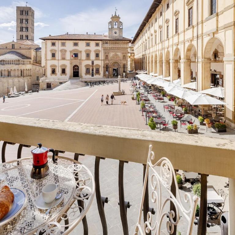 Arezzo Centre, Prestigious Apartment with a View - Appartamento con 2 Camere da Letto e Balcone - 1