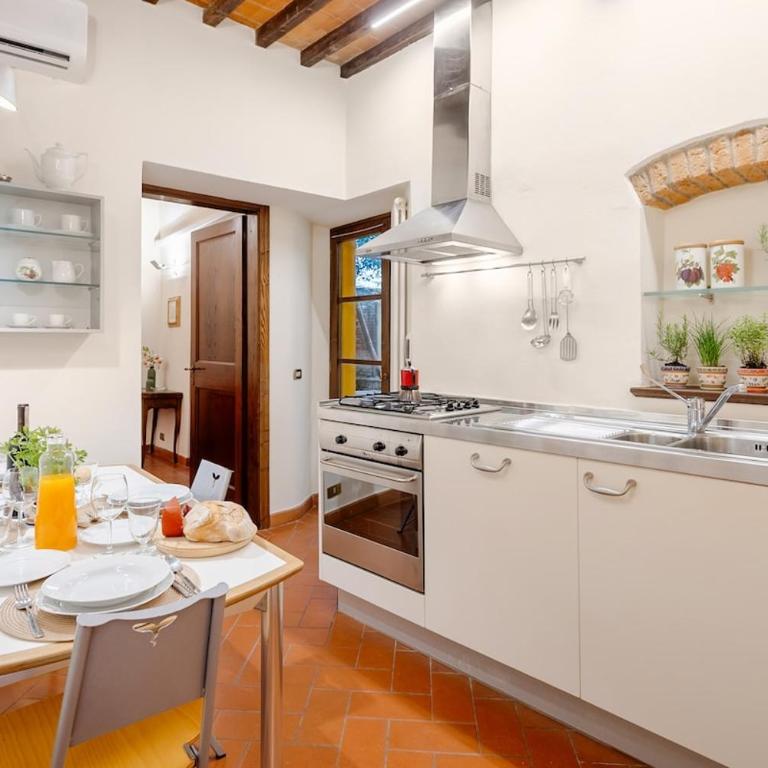 Arezzo Centre, Prestigious Apartment with a View - Appartamento con 2 Camere da Letto e Balcone - 6