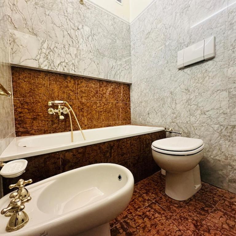 Arezzo Centre, Prestigious Apartment with a View - Appartamento con 2 Camere da Letto e Balcone - 55