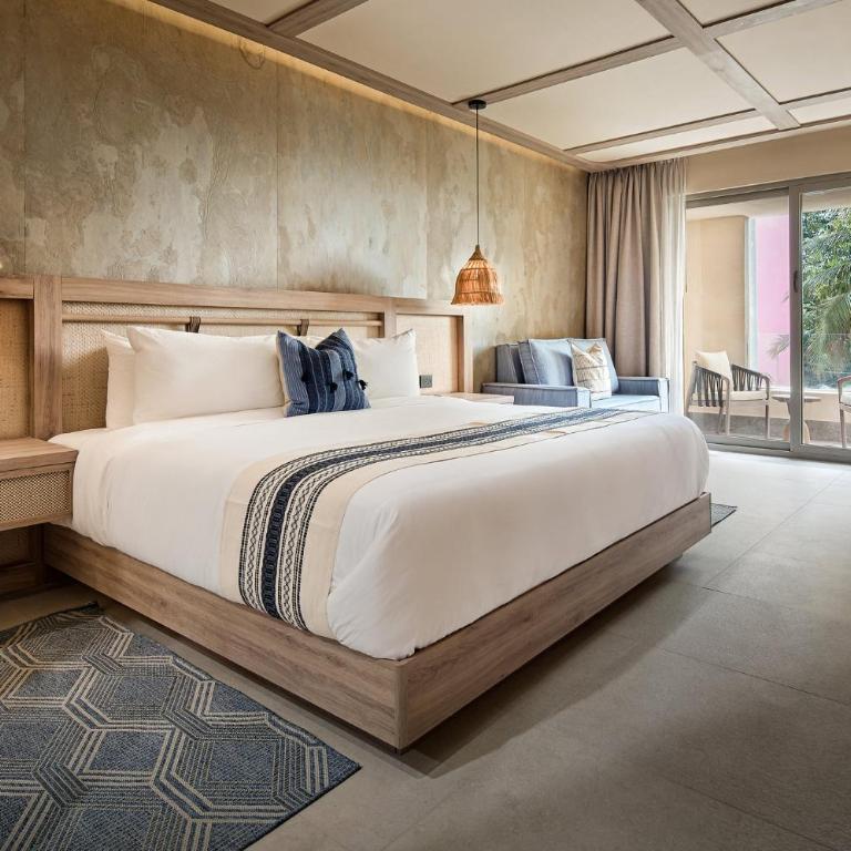 Hotel Indigo Playa del Carmen by IHG - Premium King Room with Balcony - 2