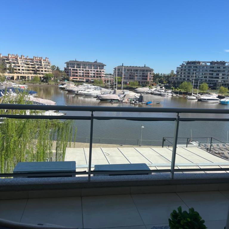 NORDELTA-CONDOMINIOS EN BAHIA GRANDE Dia-Semana-Mes - Apartamento de 1 dormitorio con balcón y vistas al agua - 1