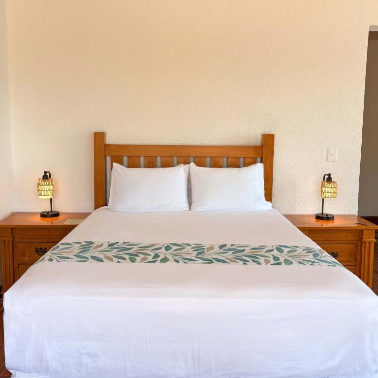 Amet Hotel Boutique - Habitación con cama grande y balcón - 2