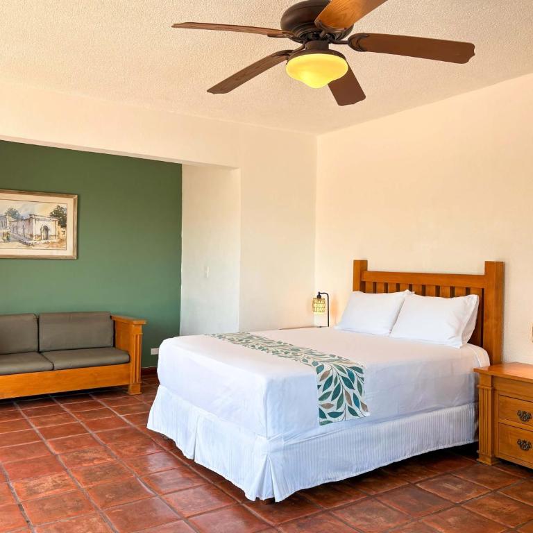 Amet Hotel Boutique - Habitación con cama grande y balcón - 9