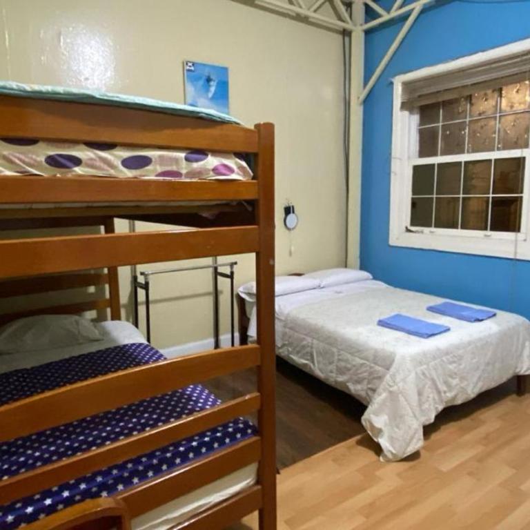 El Duke Kahanamoku surf hostel - Quadruple Room with Balcony - 1