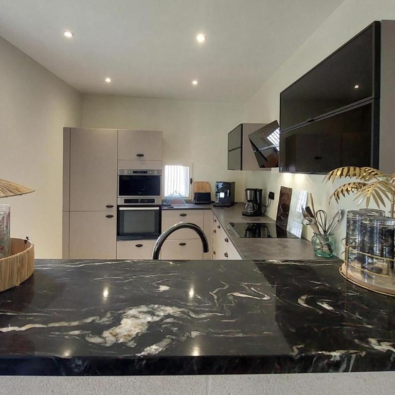 Charmante Maison Proche Plage - Three-Bedroom Townhouse - 6