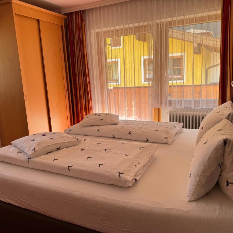 Pension Embacher GmbH & Co KG - Familienzimmer mit Balkon - 8