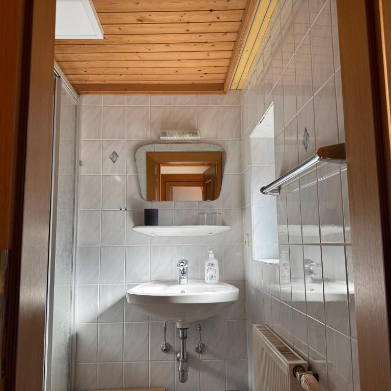 Pension Embacher GmbH & Co KG - Apartment mit 1 Schlafzimmer und Terrasse - 11