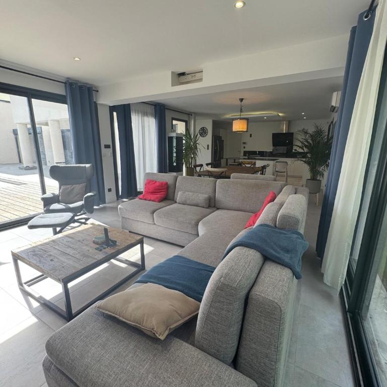 Villa-Metro-Tram-10pe-Pool-Air conditioning-Gym - Villa - 13