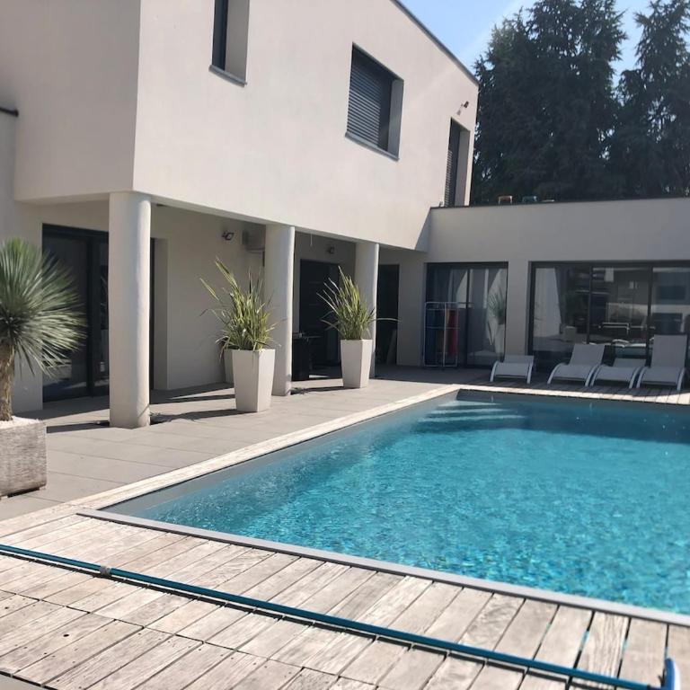 Villa-Metro-Tram-10pe-Pool-Air conditioning-Gym - Villa - 5