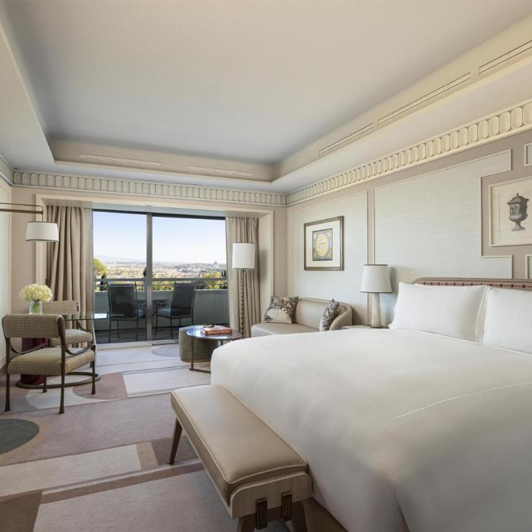 Rome Cavalieri, A Waldorf Astoria Hotel - Premier Imperial King Room - 2