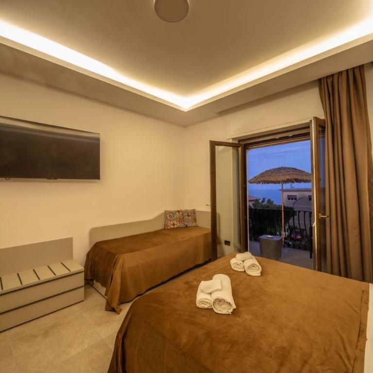 Suite Apartment Taormina - Camera Matrimoniale Deluxe con Balcone e Vista Mare - 4