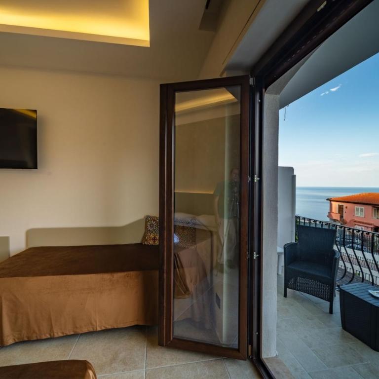 Suite Apartment Taormina - Camera Matrimoniale Deluxe con Balcone e Vista Mare - 8