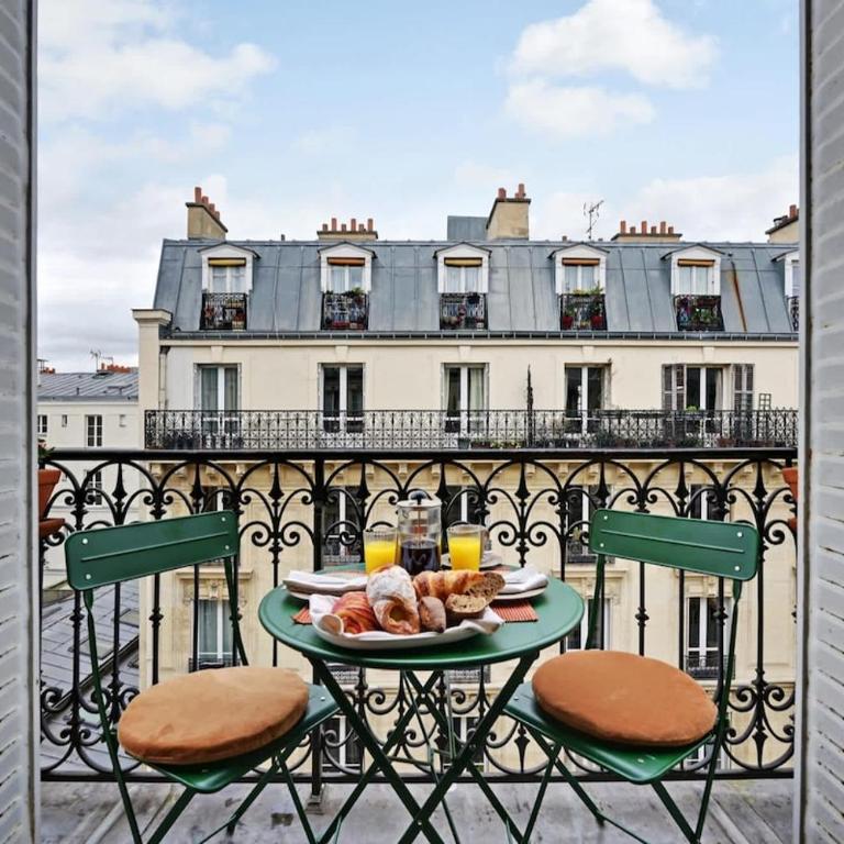 Marais 2B with Balcony - Two-Bedroom Apartment - 1